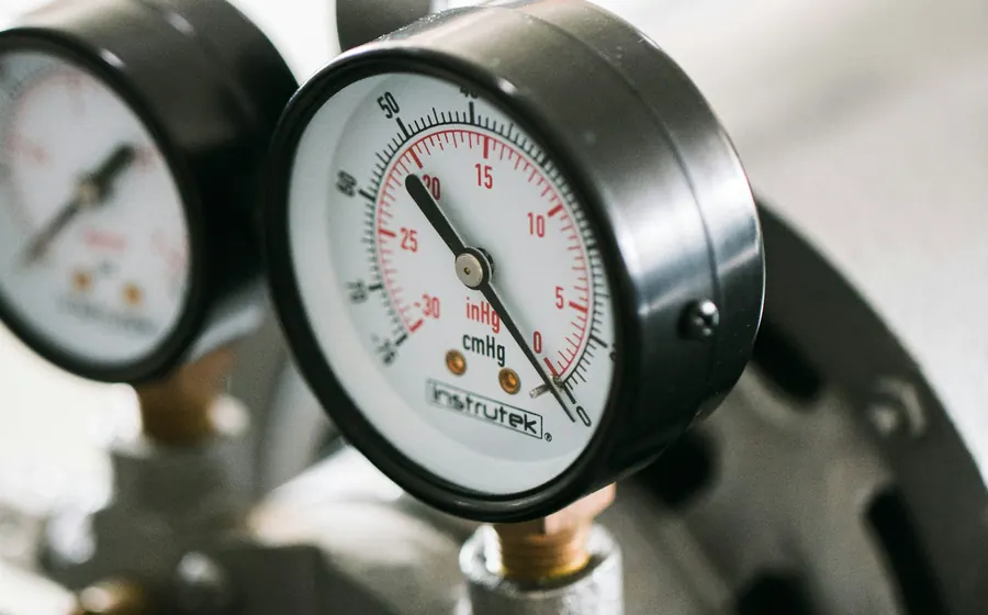 Manómetros de un equipo de carga de gas refrigerante