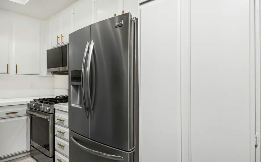 Refrigerador de puerta francesa en una cocina blanca